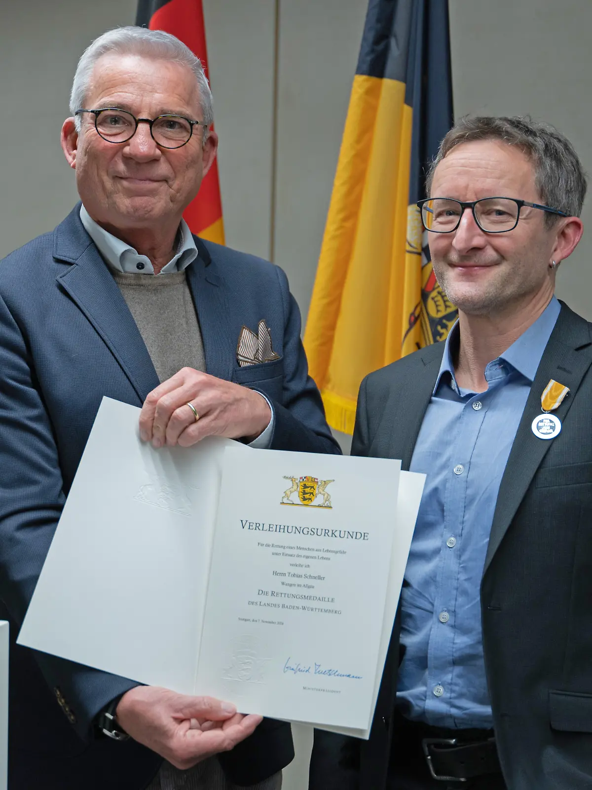 Innenminister Thomas Strobl (l.) verleiht Tobias Schneller (r.) Rettungsmedaille.