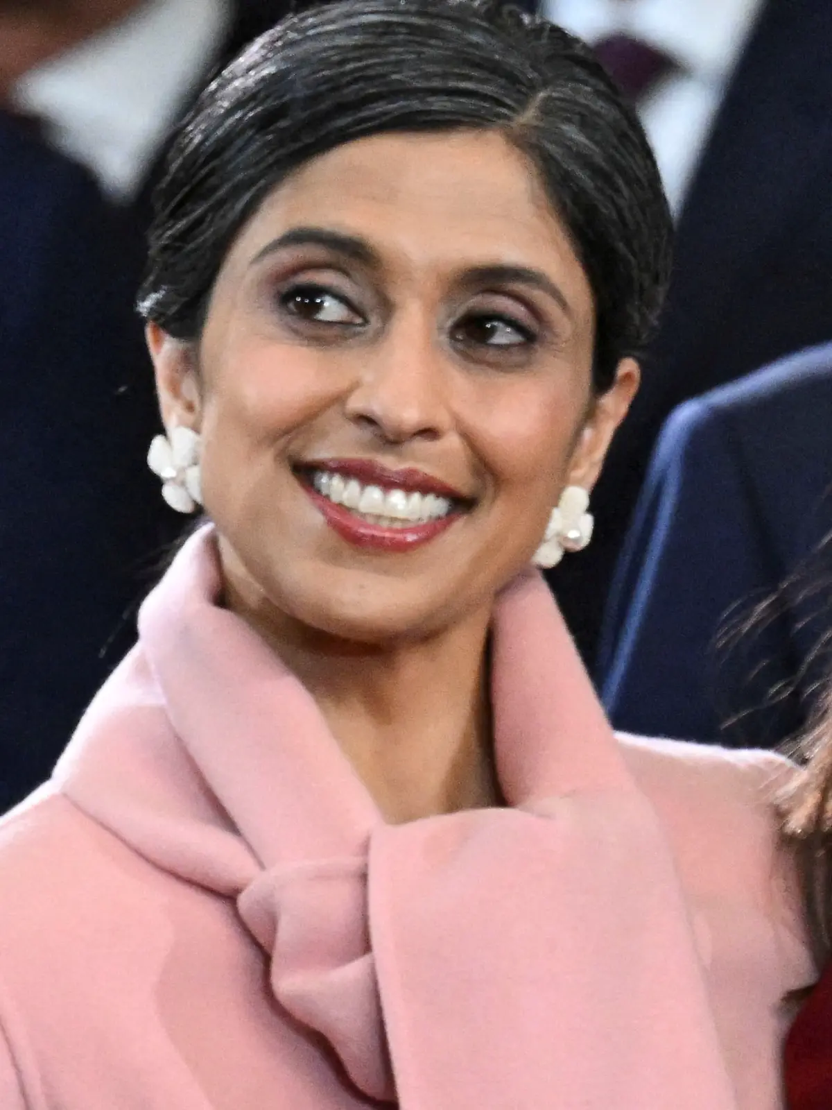Usha Vance mit ihrer Tochter auf dem Arm bei der Vereidigung ihres Mannes
