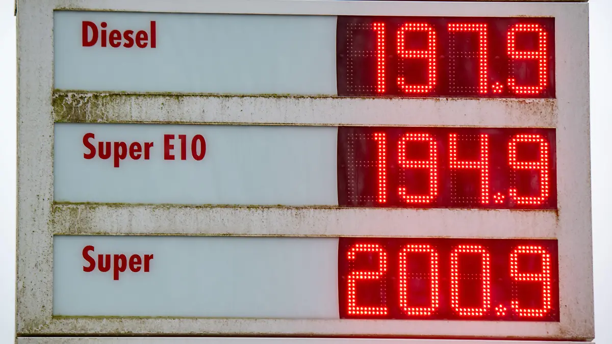Auf einer Preistafel einer Tankstelle betragen die Preisunterschiede zwischen Diesel und Benzin nur noch wenige Euro-Cent.