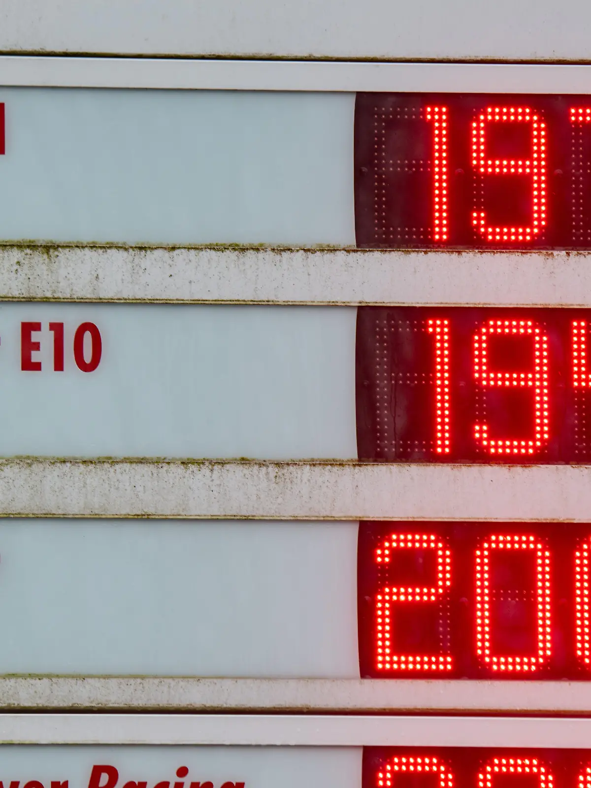 Auf einer Preistafel einer Tankstelle betragen die Preisunterschiede zwischen Diesel und Benzin nur noch wenige Euro-Cent.