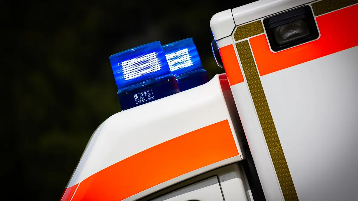 Schwer verletzt und mit etwa 3,1 Promille wurde der Fußgänger in ein Krankenhaus gebracht. (Symbolbild)