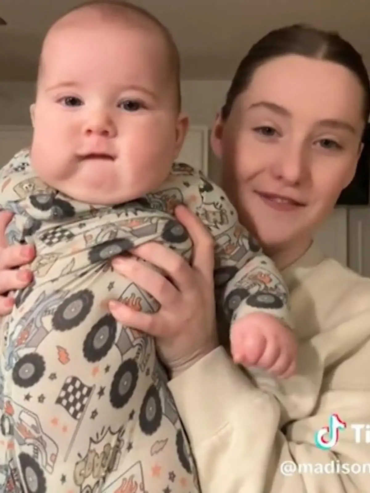 Bild zu: "Mutter zeigt Riesen-Baby auf TikTok"