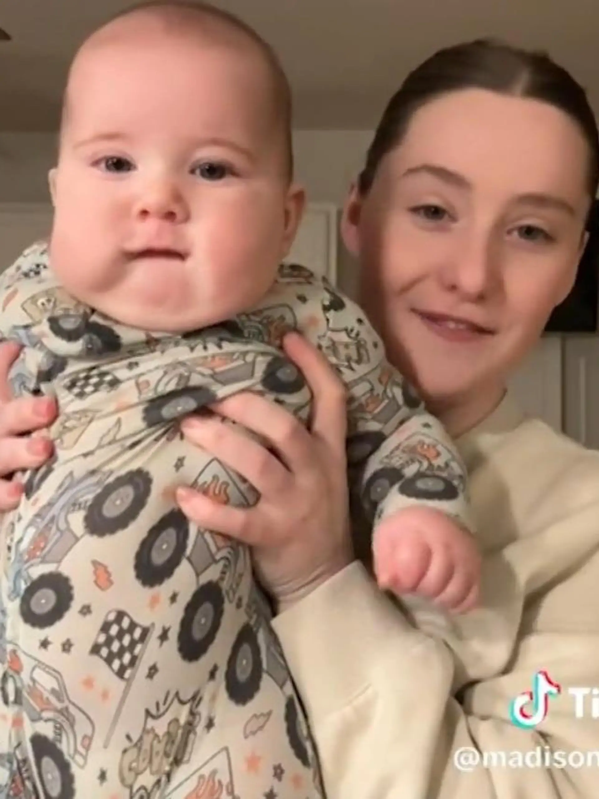 Bild zu: "Mutter zeigt Riesen-Baby auf TikTok"
