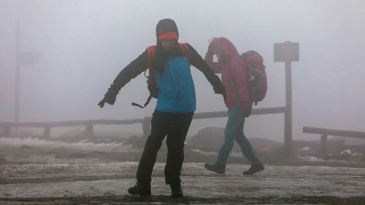 dpatopbilder - 09.02.2020, Sachsen-Anhalt, Brocken: Touristen kämpfen gegen die Windböen auf dem Brocken. Der Deutsche Wetterdienst (DWD) hat für weite Teile Deutschlands die zweithöchste Unwetterwarnstufe wegen des Sturmtiefs «Sabine» herausgegeben. Foto: Bernd März/dpa +++ dpa-Bildfunk +++