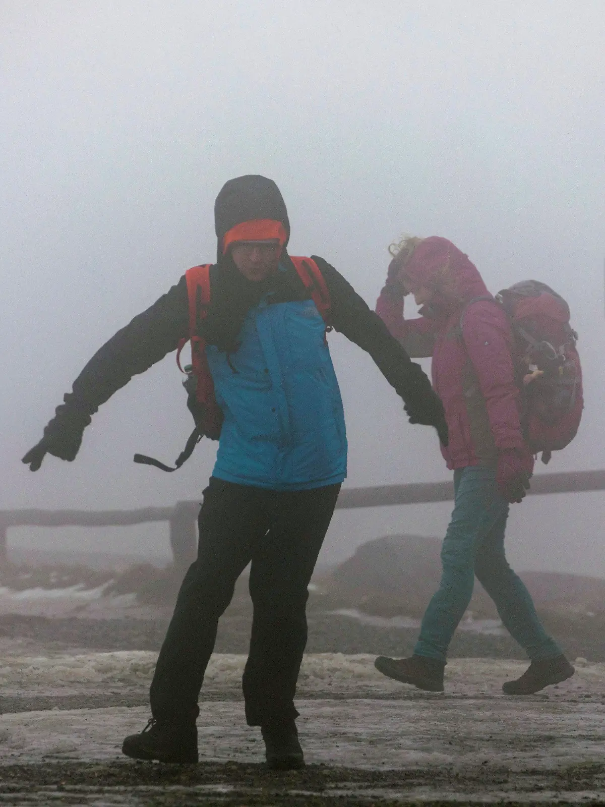 dpatopbilder - 09.02.2020, Sachsen-Anhalt, Brocken: Touristen kämpfen gegen die Windböen auf dem Brocken.  Der Deutsche Wetterdienst (DWD) hat für weite Teile Deutschlands die zweithöchste Unwetterwarnstufe wegen des Sturmtiefs «Sabine» herausgegeben. Foto: Bernd März/dpa +++ dpa-Bildfunk +++