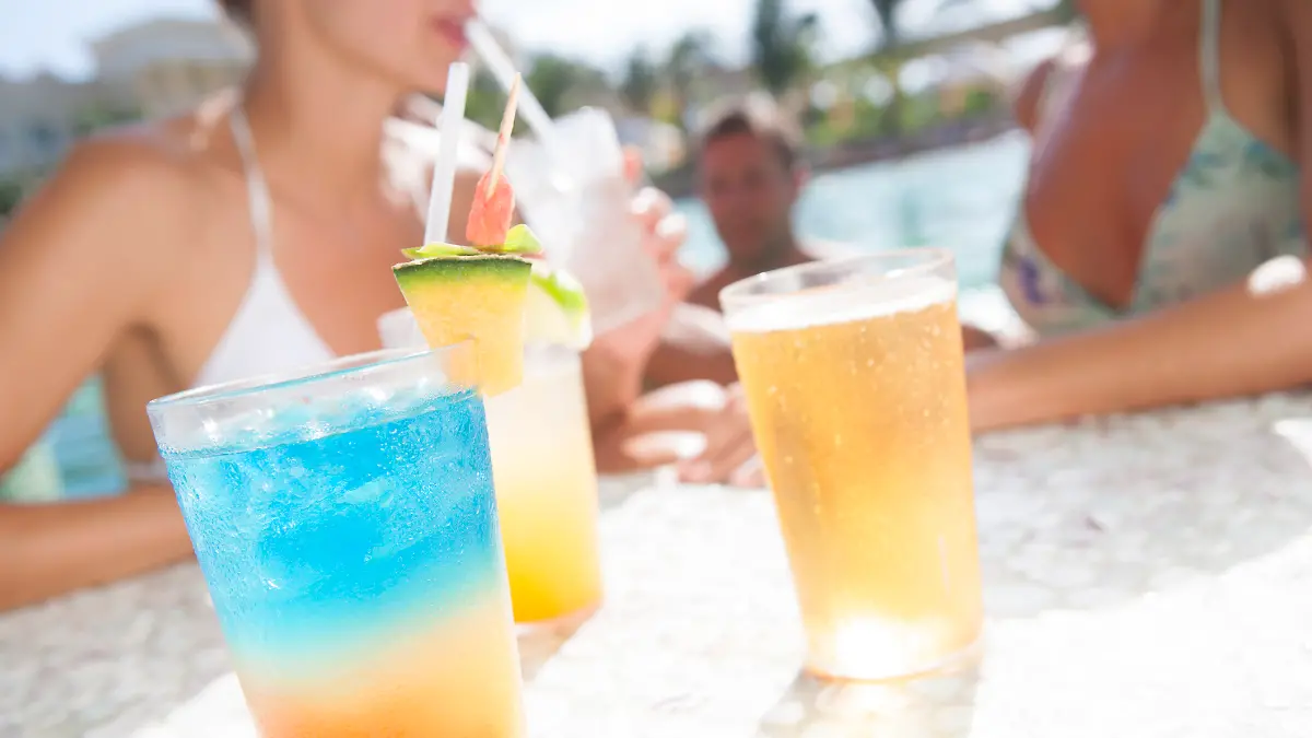 All-Inclusive-Touristen genießen Drinks am Pool