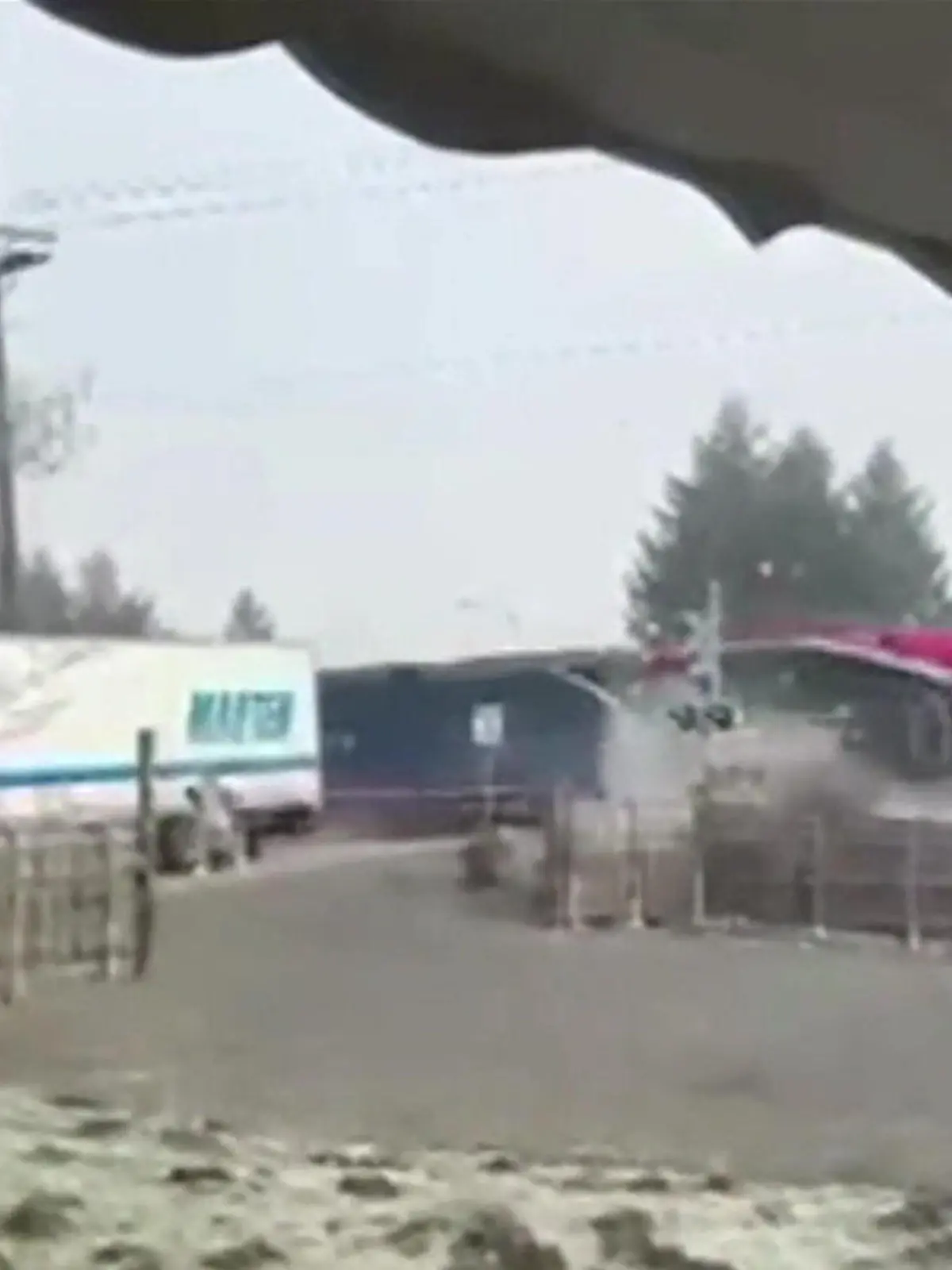 Bild zu: "Zug zerfetzt Lkw! Truckern bleiben nur wenige Sekunden"