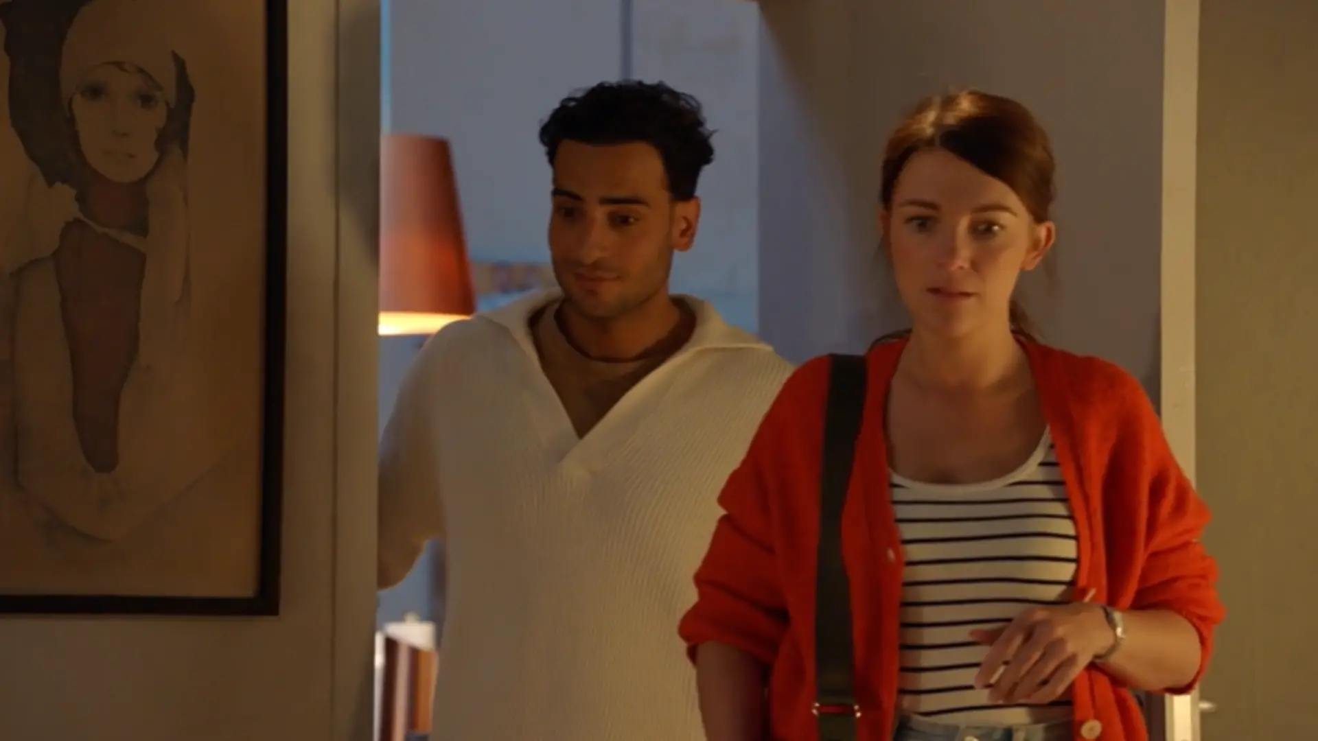 Nihat (Timur Ülker) überrascht Lilly (Iris Mareike Steen) mit einem Hund bei GZSZ