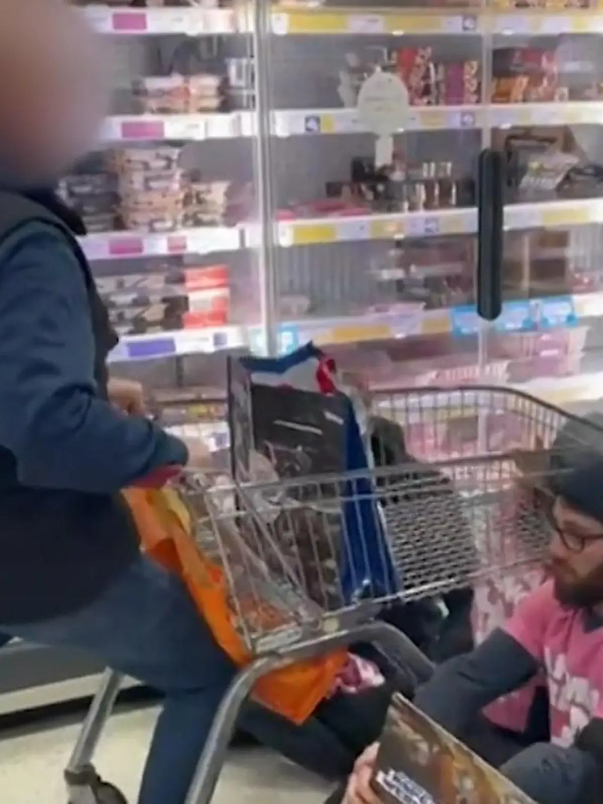 Ihr kommt hier nicht durch! Aktivisten blockieren Gang zum Fleischregal
