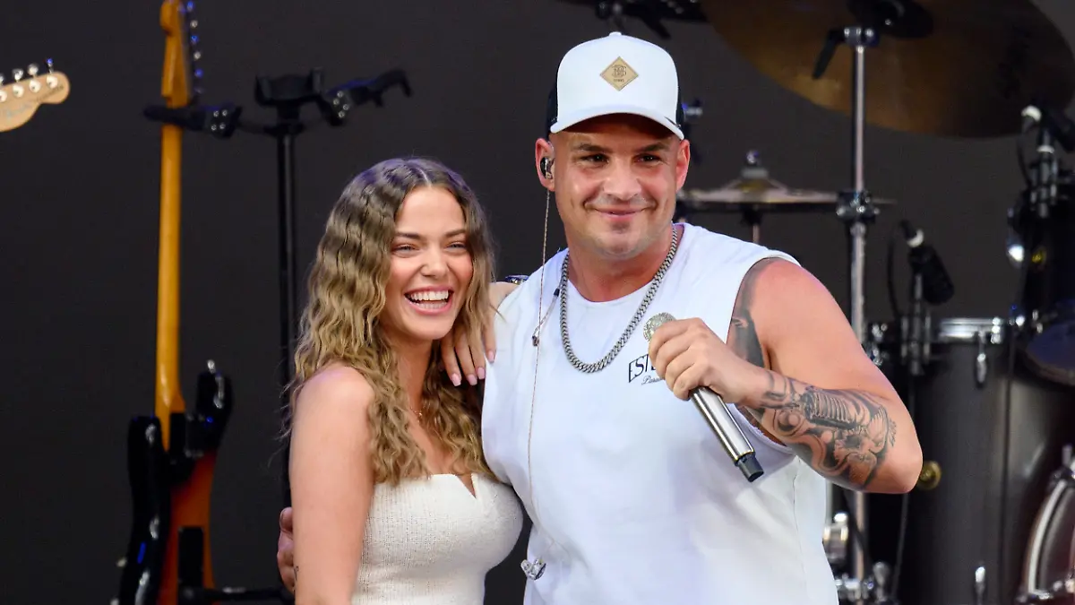 Influencerin Laura Maria Rypa und Sänger Pietro Lombardi bei seinem Konzert im Rahmen des BonnLive OpenAir am Telekom Campus in Bonn-Beuel. Bonn, 16.06.2023.