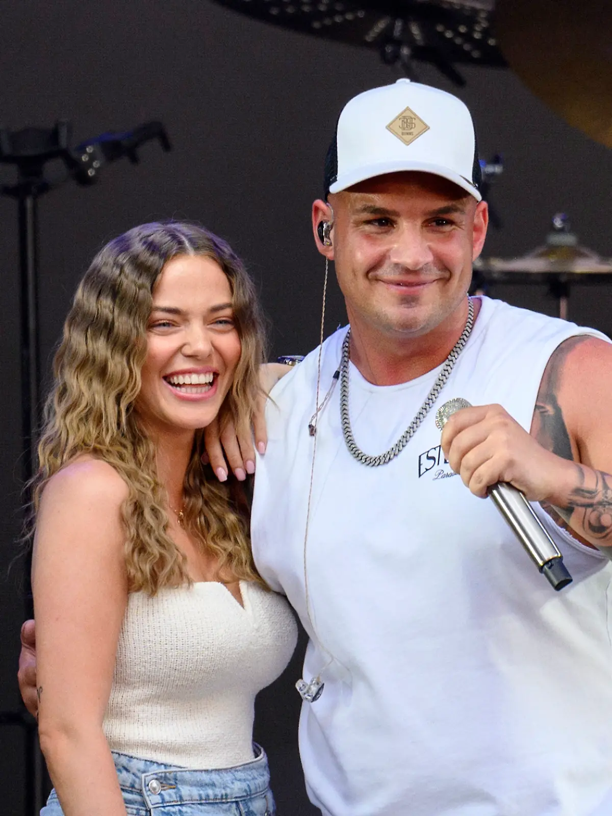 Influencerin Laura Maria Rypa und Sänger Pietro Lombardi bei seinem Konzert im Rahmen des BonnLive OpenAir am Telekom Campus in Bonn-Beuel. Bonn, 16.06.2023.