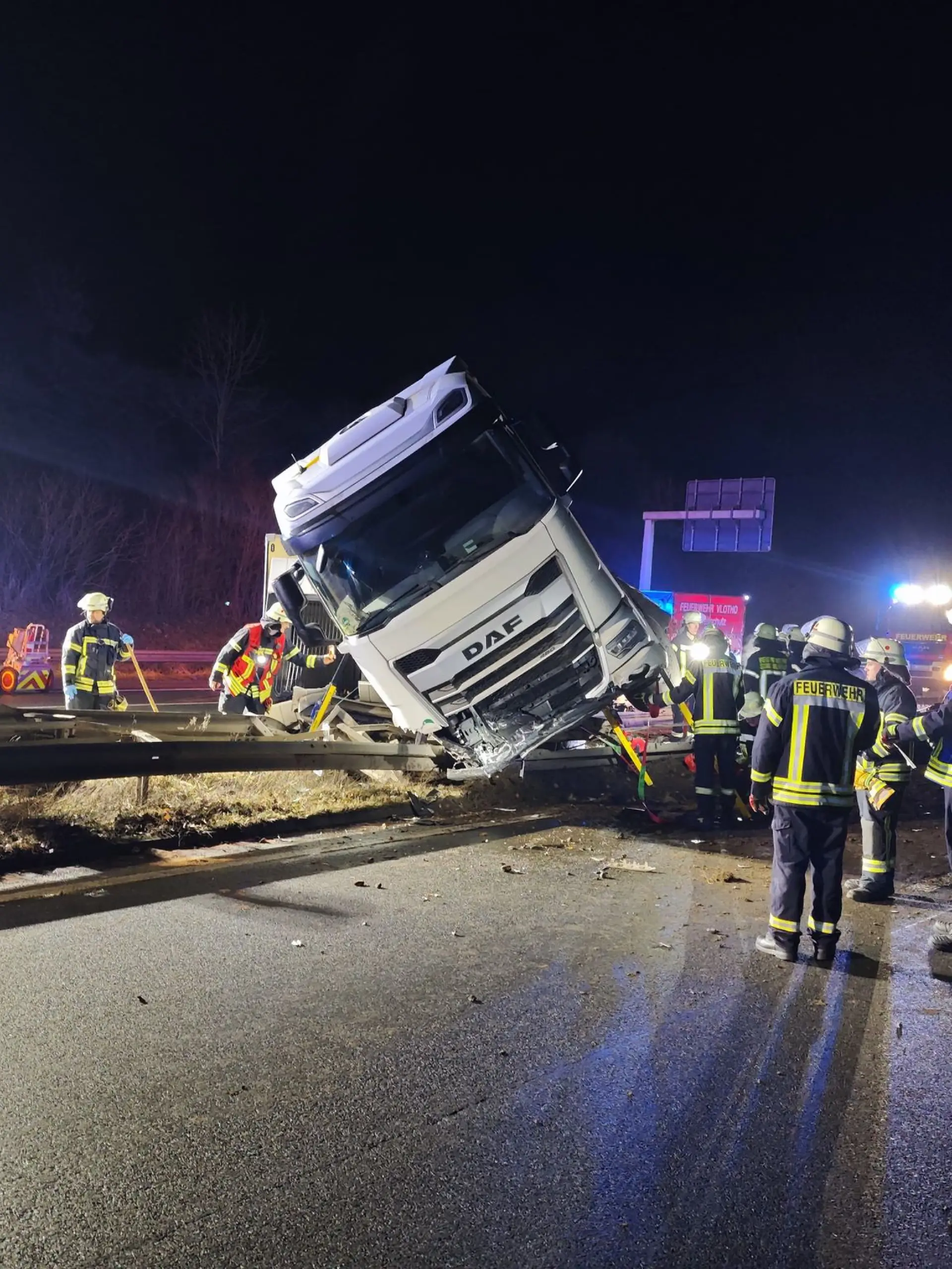 Bild zu: "LKW kracht in Leitplanke – Autofahrer kann nicht mehr ausweichen"