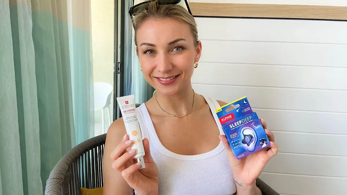 Anna-Carina Woitschack und ihre Luxusgegenstände.