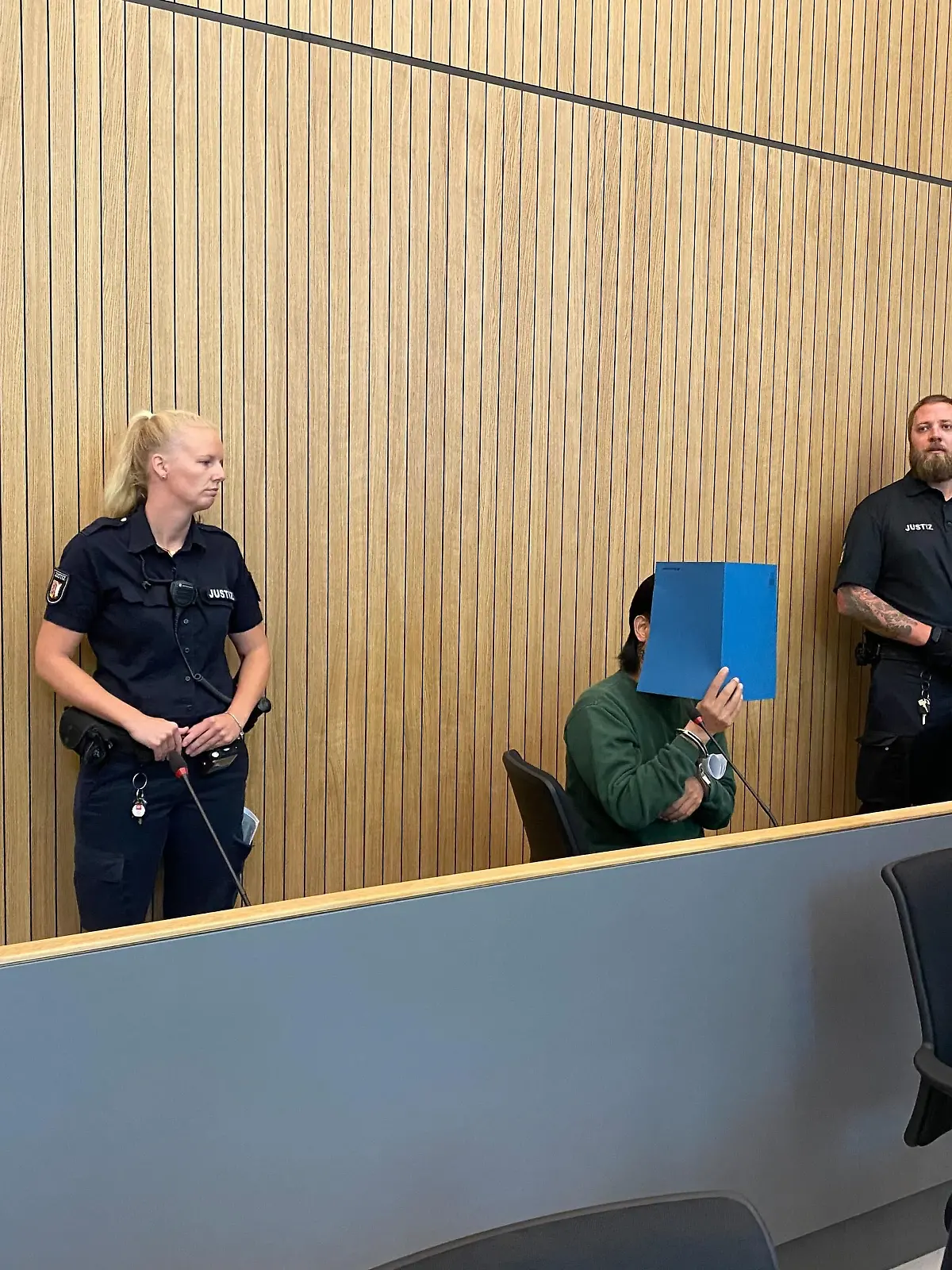 Der Ehemann ist wegen Todschlags angeklagt und steht seit April vor Gericht.