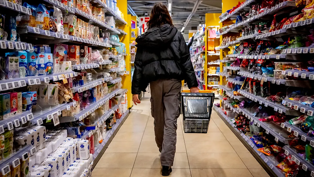 Kunde im Supermarkt geht durch die Gänge