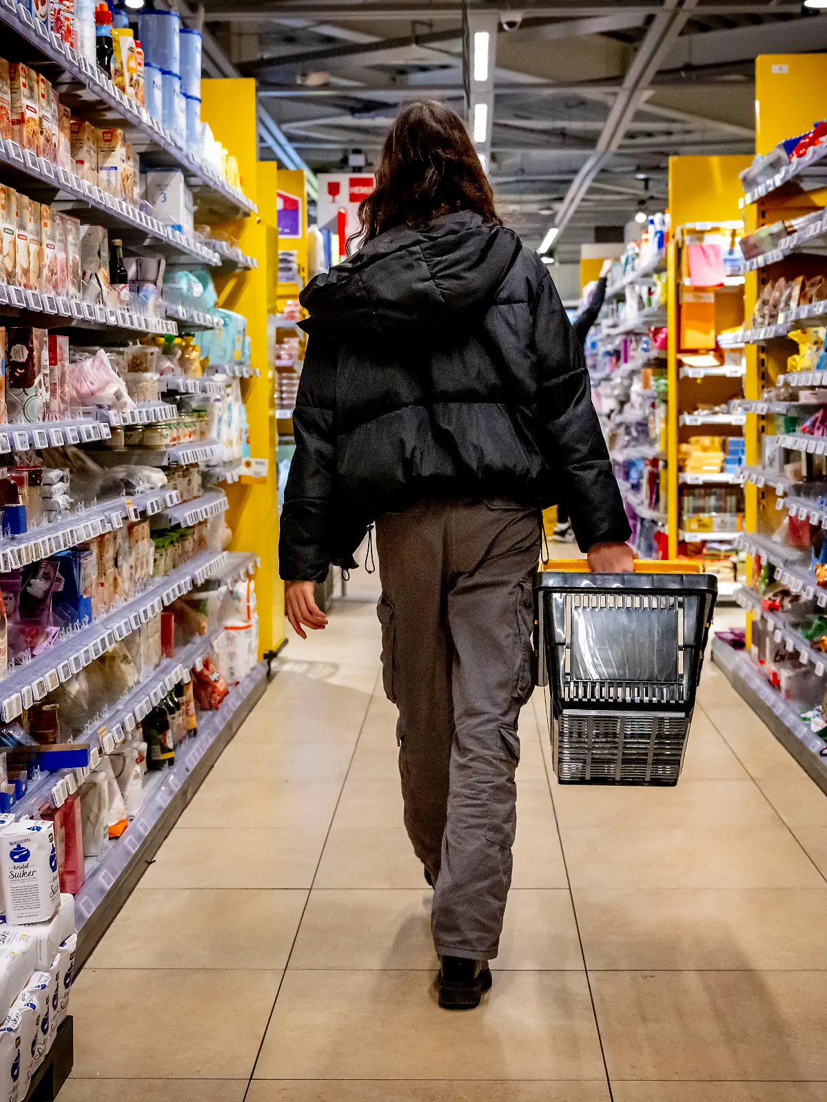 Kunde im Supermarkt geht durch die Gänge