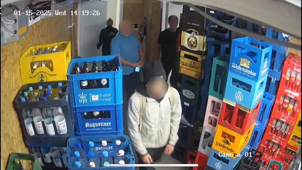 Der Verfolgte versteckt sich in einem Lagerraum