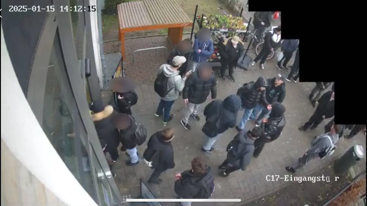 Vor dem Markt versammelten sich Kinder und Jugendliche