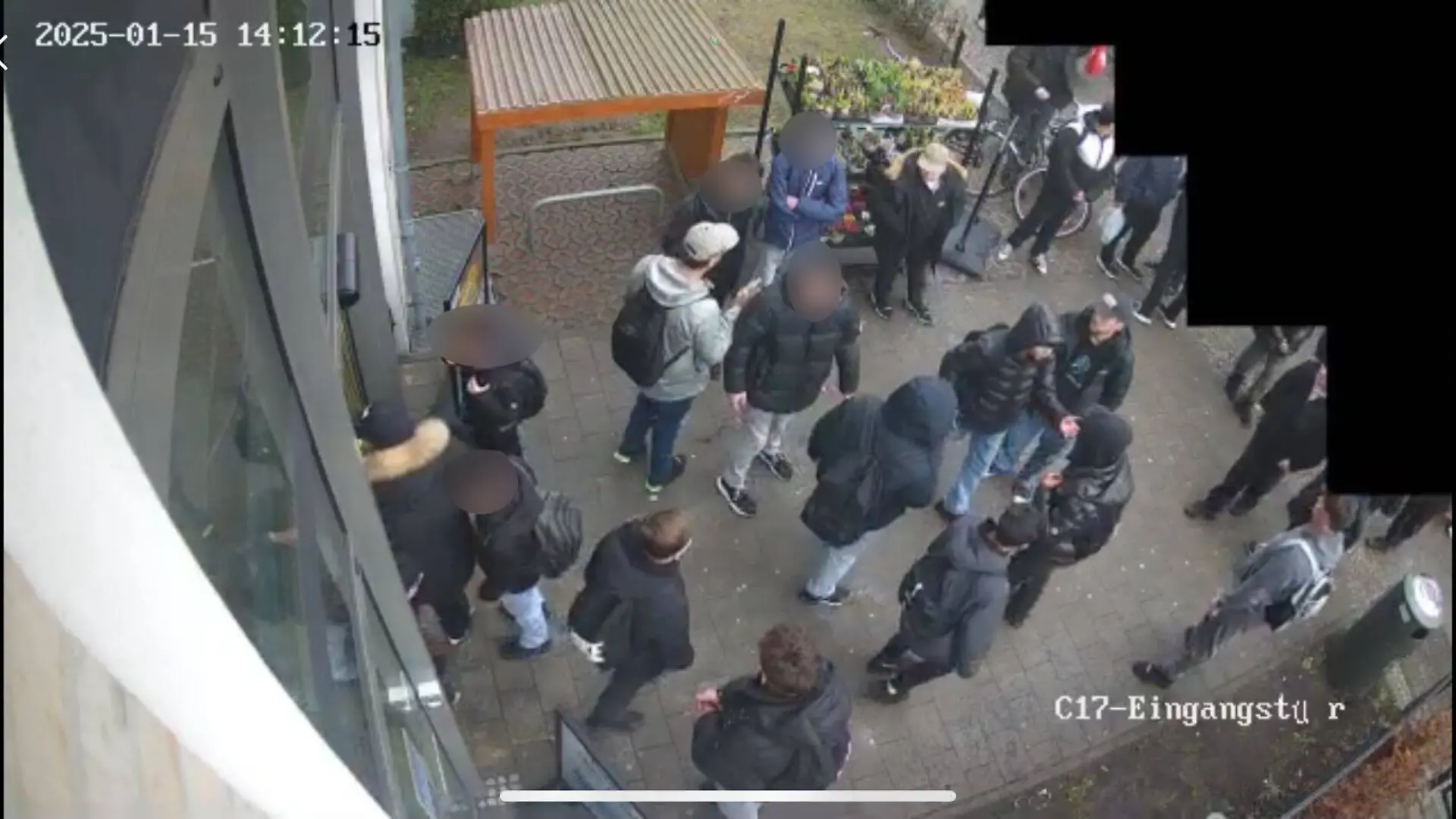Vor dem Markt versammelten sich Kinder und Jugendliche
