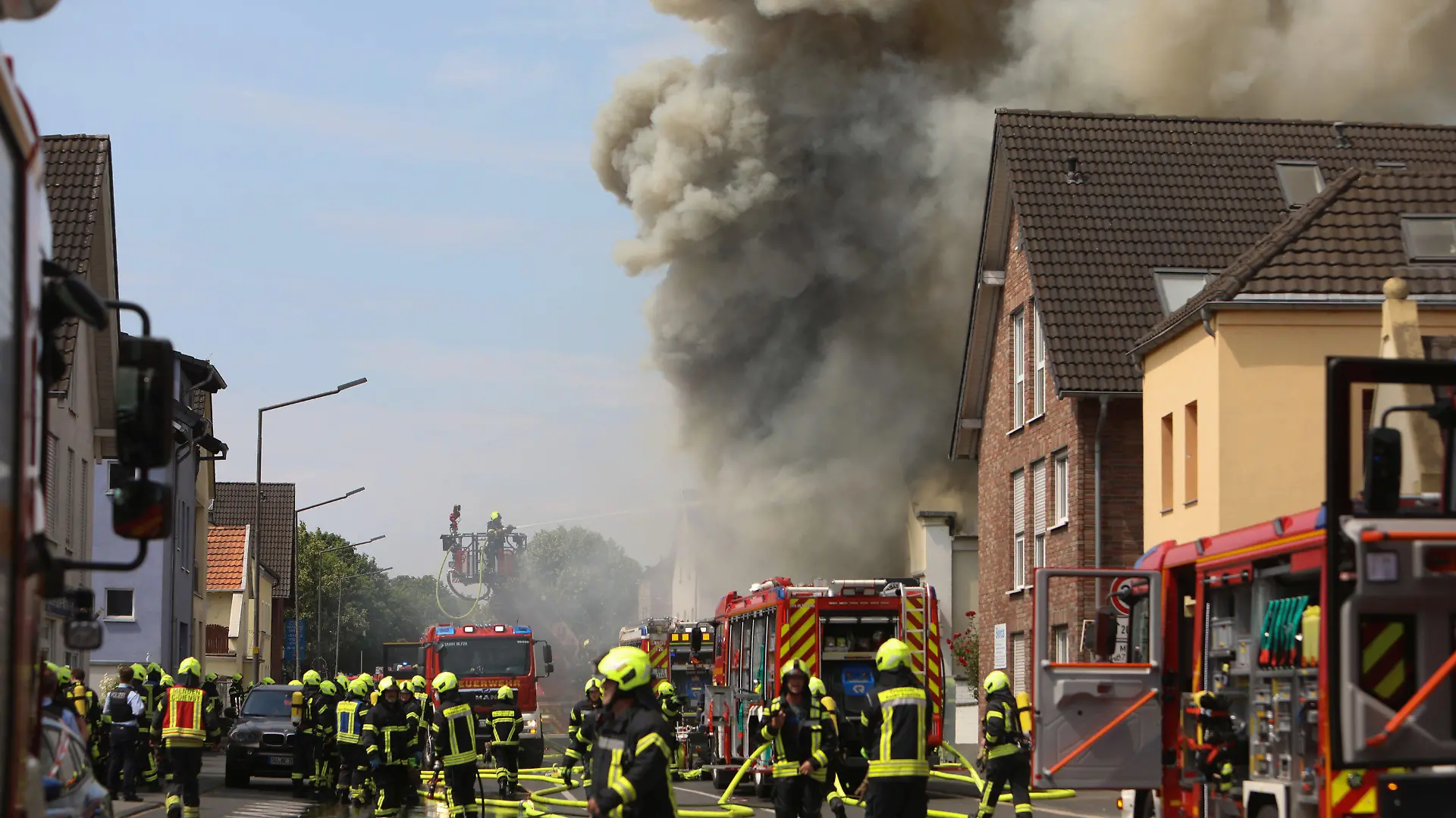 18.06.2023, Nordrhein-Westfalen, St. Augustin: Rauch und Flammen schlagen aus einem Gebäude. Ein Motorradladen ist in Sankt Augustin im Rhein-Sieg-Kreis in Brand geraten. Zahlreiche Einsatzkräfte sind am Sonntag ausgerückt. Foto: Ralf Klodt/dpa +++ dpa-Bildfunk +++