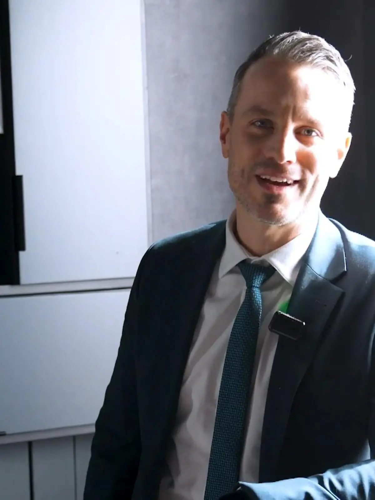 Voller Stolz präsentiert Marc Dumitru Kilians neues Zuhause bei AWZ. 