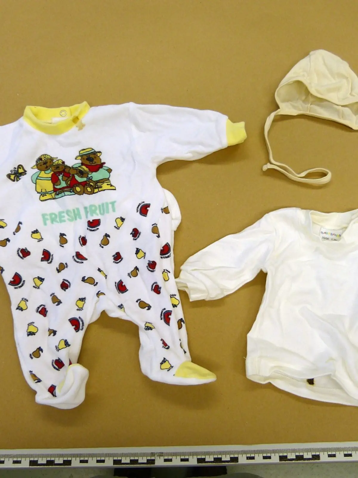 Der tote Säugling trug einen Baby-Strampler, ein weißes Oberteil und eine Mütze