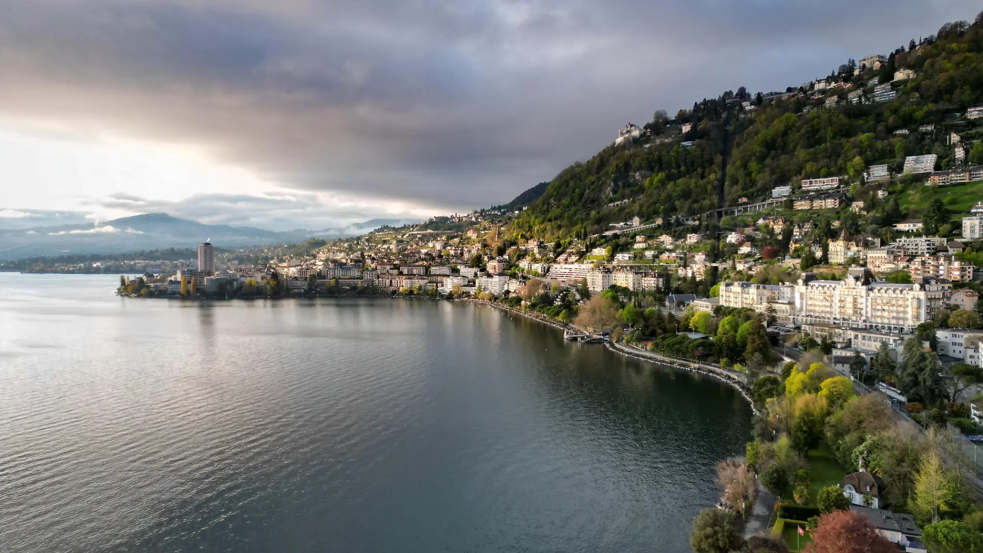 Die Schweiz überzeugt mit wunderschönen See- und Bergpanoramen –wie hier am Genfersee.