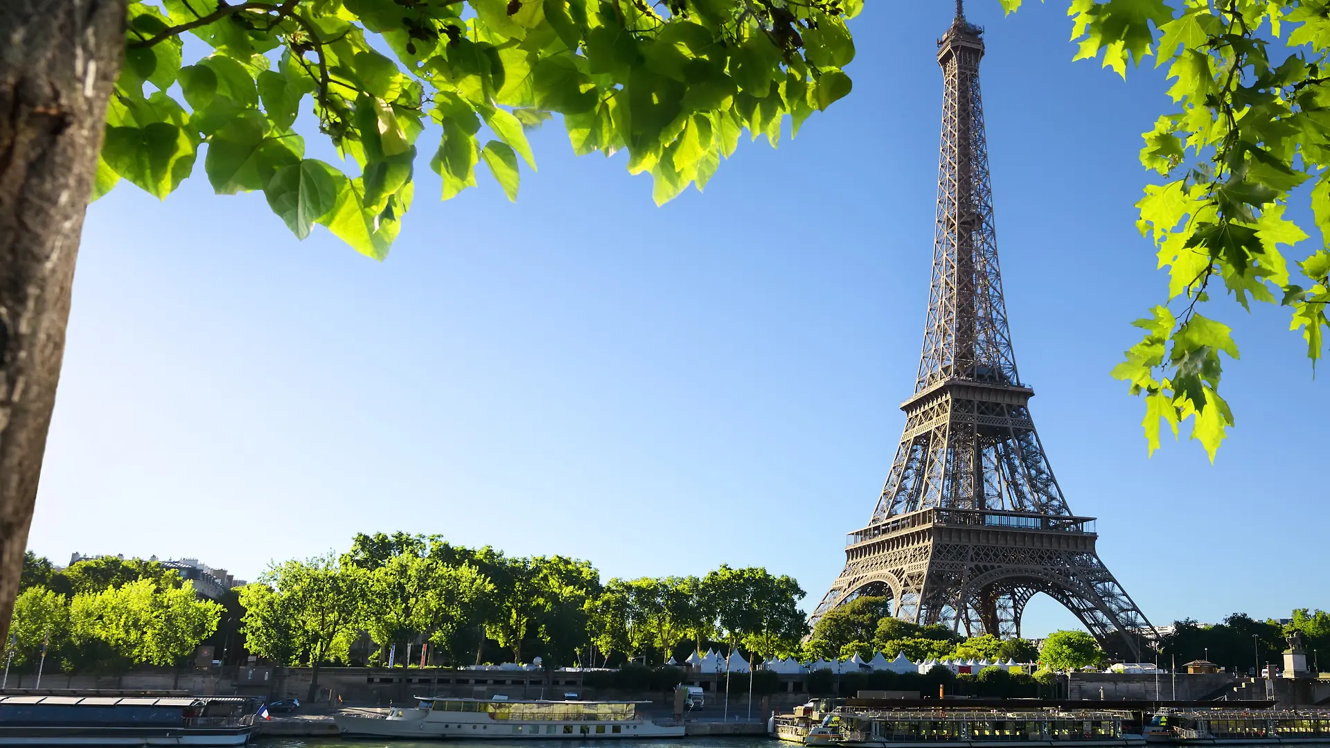 Wie wäre es mit einem Spaziergang an der Seine mit Blick auf den Eiffelturm?