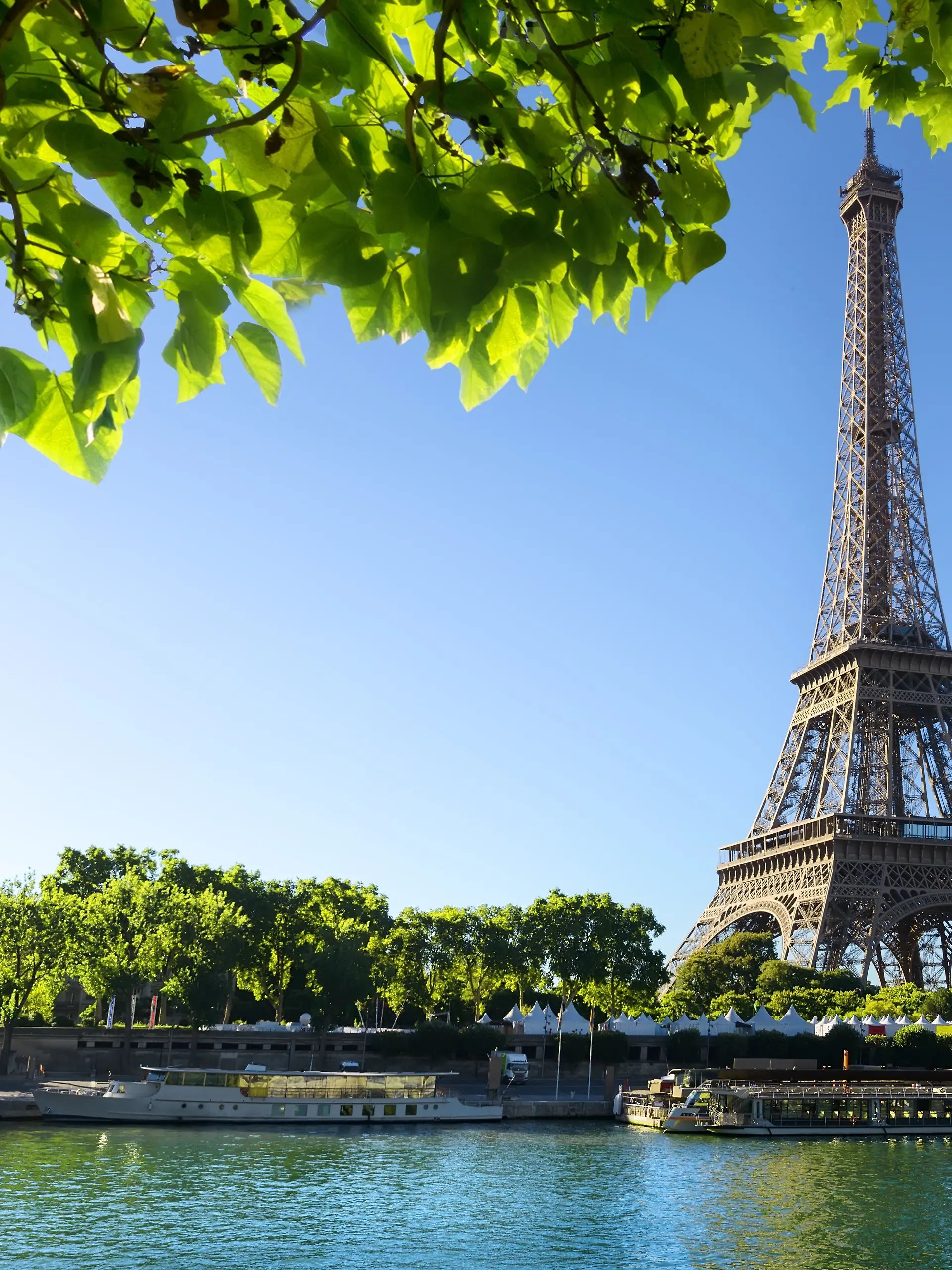 Wie wäre es mit einem Spaziergang an der Seine mit Blick auf den Eiffelturm?