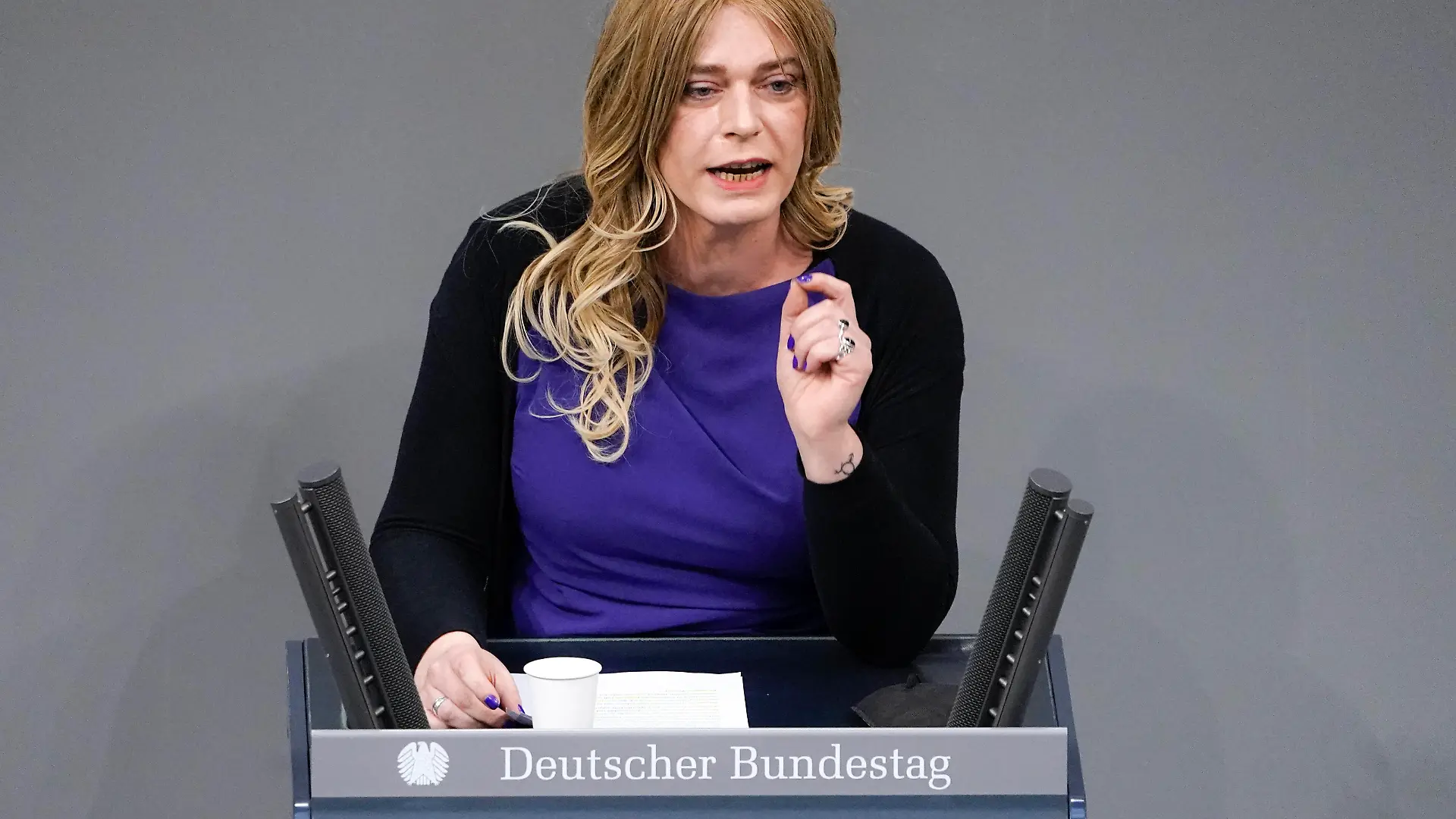 17. Bundestagssitzung und Debatte in Berlin Aktuell,17.02.2022 Berlin, Tessa Ganserer von der Partei Buendnis 90/Die Gruenen im Portrait bei ihrer Rede zum Tagesordnungspunkt Einsetzung des Parlamentarischen Beirats fuer nachhaltige Entwicklung bei der 17. Sitzung des Deutschen Bundestag in Berlin Berlin Berlin Deutschland *** 17 Bundestag session and debate in Berlin News,17 02 2022 Berlin, Tessa Ganserer of the party Buendnis 90 Die Gruenen in portrait during her speech on the agenda item Establishment of the Parliamentary Advisory Council for Sustainable Development at the 17 session of the German Bundestag in Berlin Berlin Germany