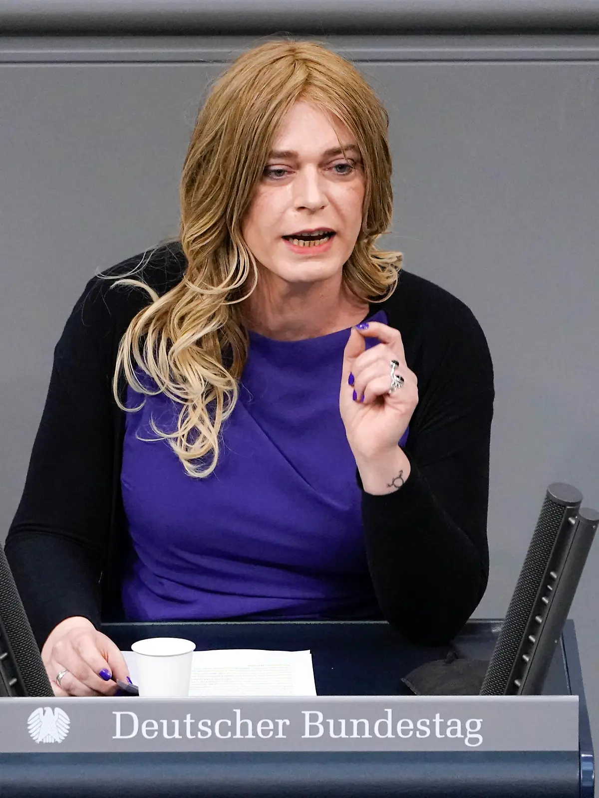  17. Bundestagssitzung und Debatte in Berlin Aktuell,17.02.2022 Berlin, Tessa Ganserer von der Partei Buendnis 90/Die Gruenen im Portrait bei ihrer Rede zum Tagesordnungspunkt Einsetzung des Parlamentarischen Beirats fuer nachhaltige Entwicklung bei der 17. Sitzung des Deutschen Bundestag in Berlin Berlin Berlin Deutschland *** 17 Bundestag session and debate in Berlin News,17 02 2022 Berlin, Tessa Ganserer of the party Buendnis 90 Die Gruenen in portrait during her speech on the agenda item Establishment of the Parliamentary Advisory Council for Sustainable Development at the 17 session of the German Bundestag in Berlin Berlin Germany