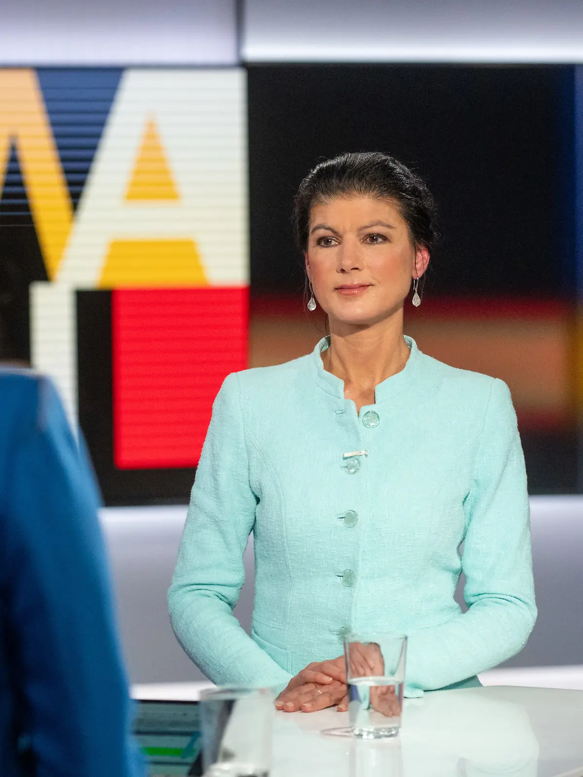 Sahra Wagenknecht, Bundesvorsitzende des Bündnis Sahra Wagenknecht (BSW), spricht nach der Aufzeichnung eines Interviews für die Sendung RTL Direkt im Studio des Fernsehsenders RTL mit Moderatorin Pinar Atalay