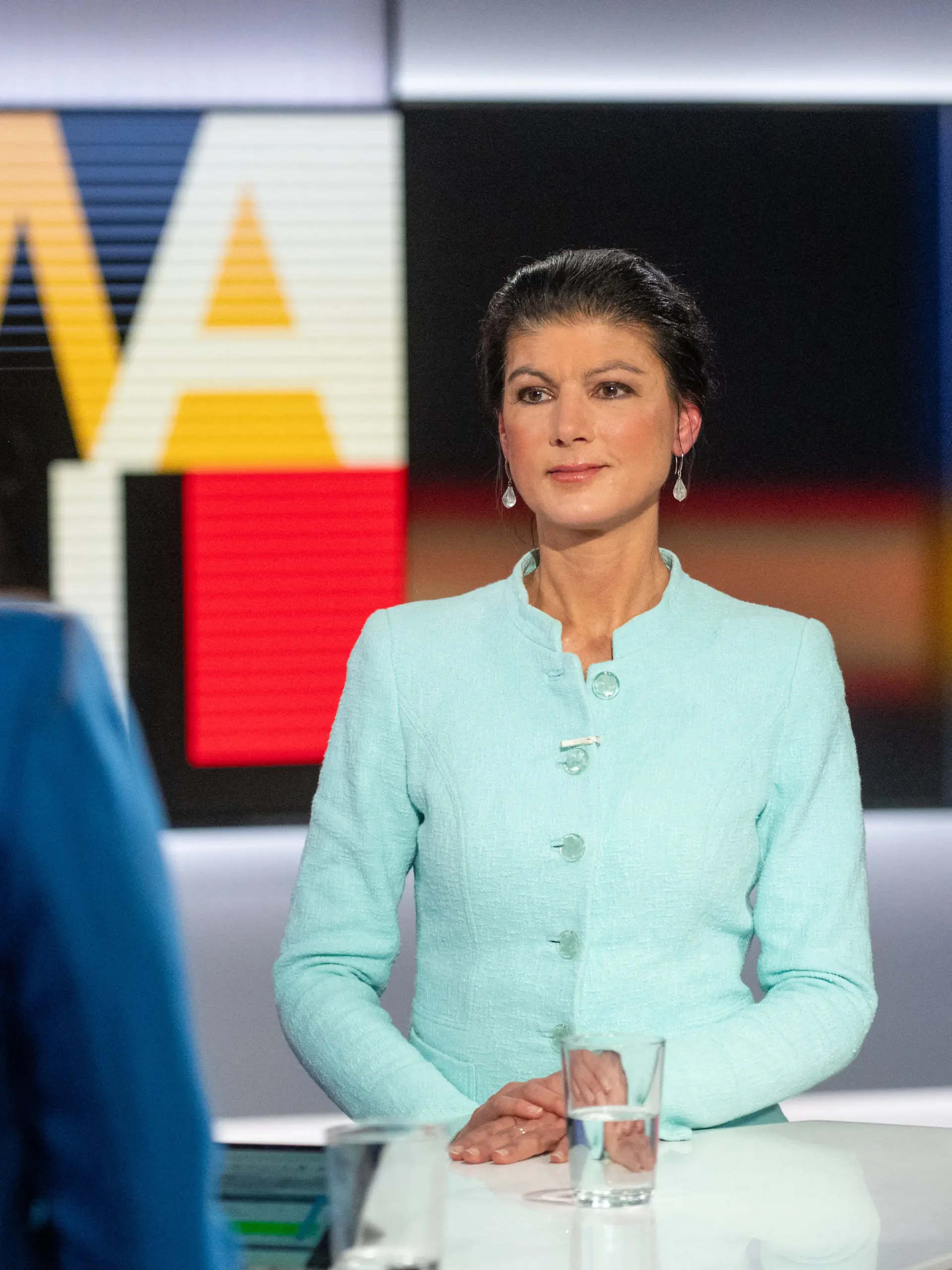Sahra Wagenknecht, Bundesvorsitzende des Bündnis Sahra Wagenknecht (BSW), spricht nach der Aufzeichnung eines Interviews für die Sendung RTL Direkt im Studio des Fernsehsenders RTL mit Moderatorin Pinar Atalay