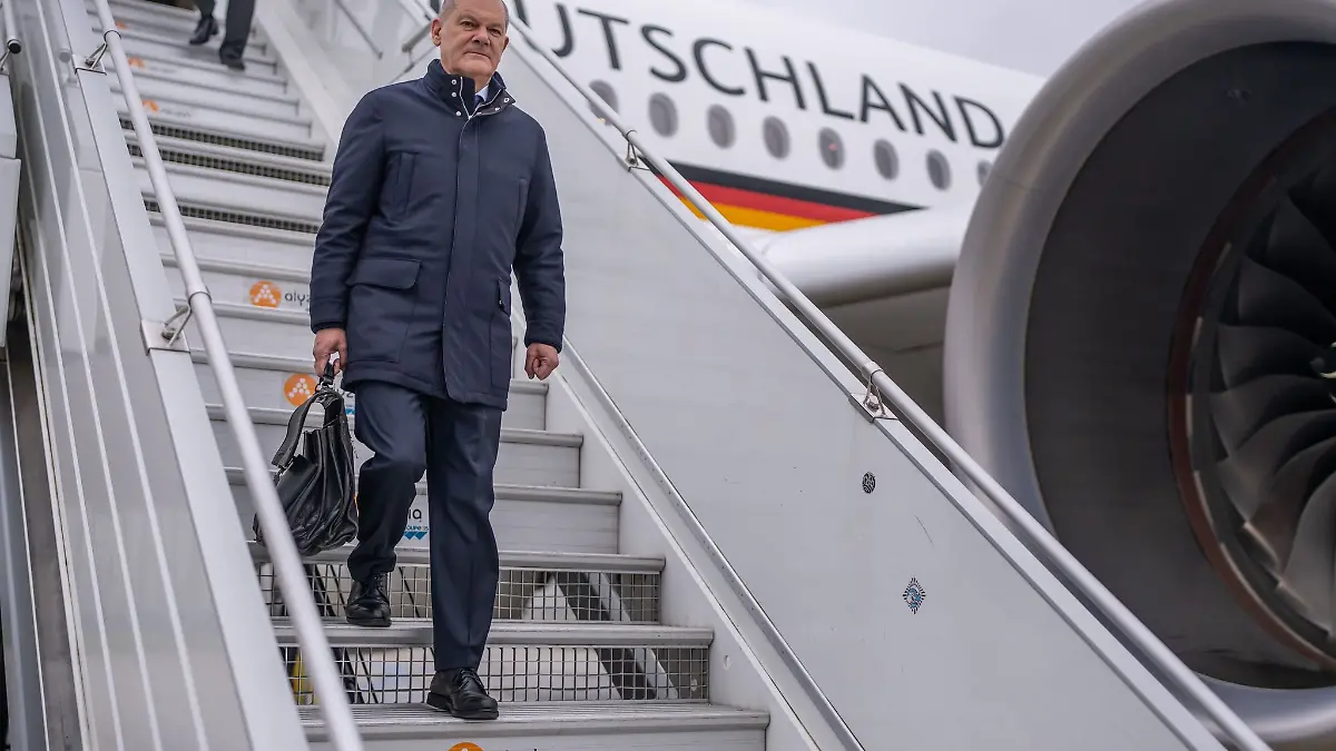 Kanzler Scholz war nur wenige Stunden in Paris. Dort erreichte ihn die Nachricht von der Messer-Attacke in Aschaffenburg.