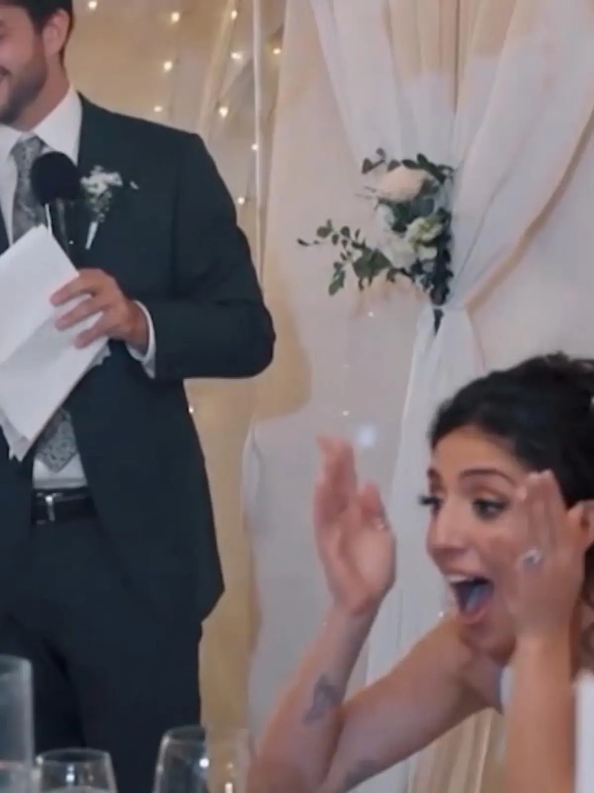 Bei Hochzeiten hält der Trauzeuge für gewöhnlich eine Rede, in der die Beziehung des Brautpaares thematisiert wird. Bei der Hochzeit von Sabrina Flores ist sie allerdings diejenige, die eine Rede hält – zumindest ihr Vergangenheits-Ich.