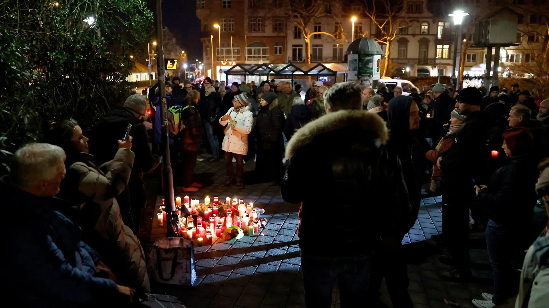 Menschen versammeln sich in Aschaffenburg und gedenken der Opfer des Messerangriffs 