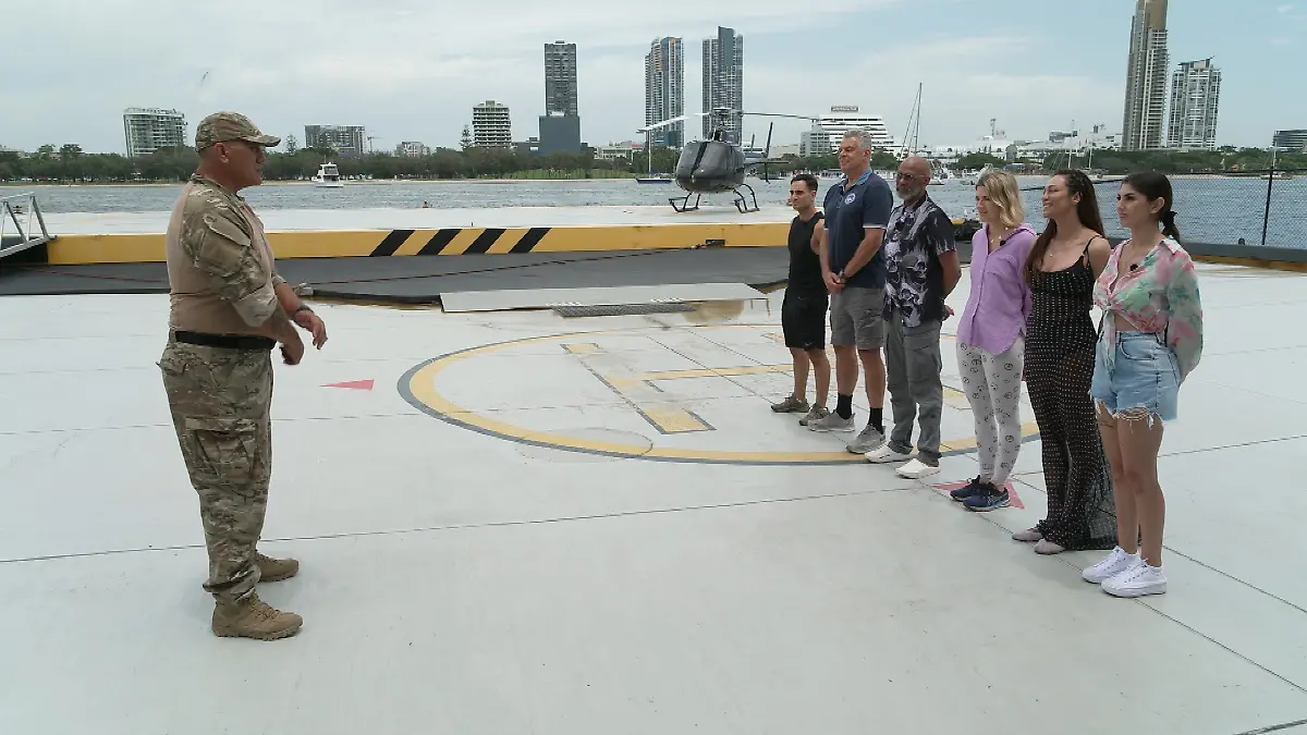 Schluss mit lustig! Der Ranger gibt unseren sechs Dschungel-Stars letzte Anweisungen.