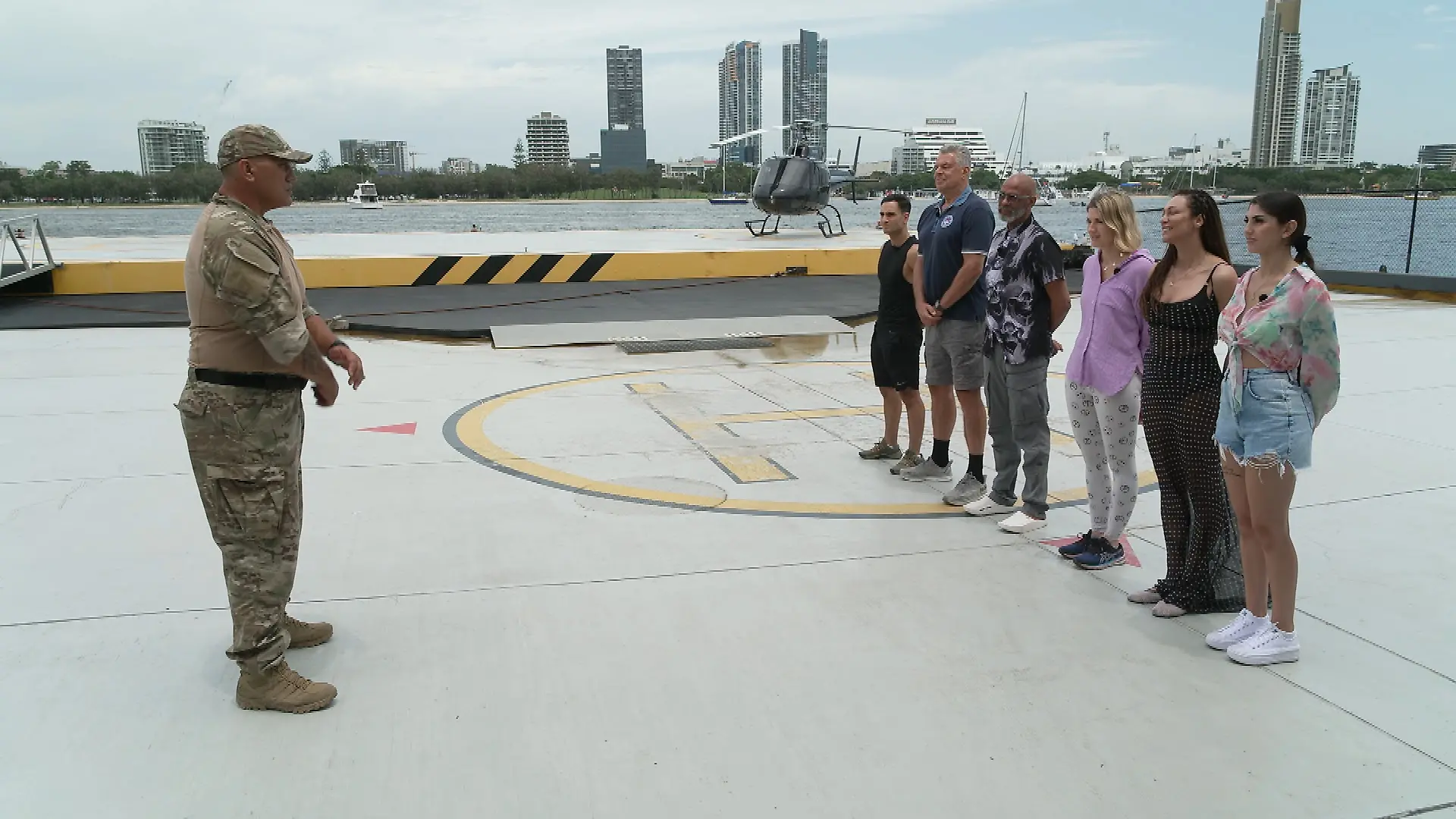 Schluss mit lustig! Der Ranger gibt unseren sechs Dschungel-Stars letzte Anweisungen.