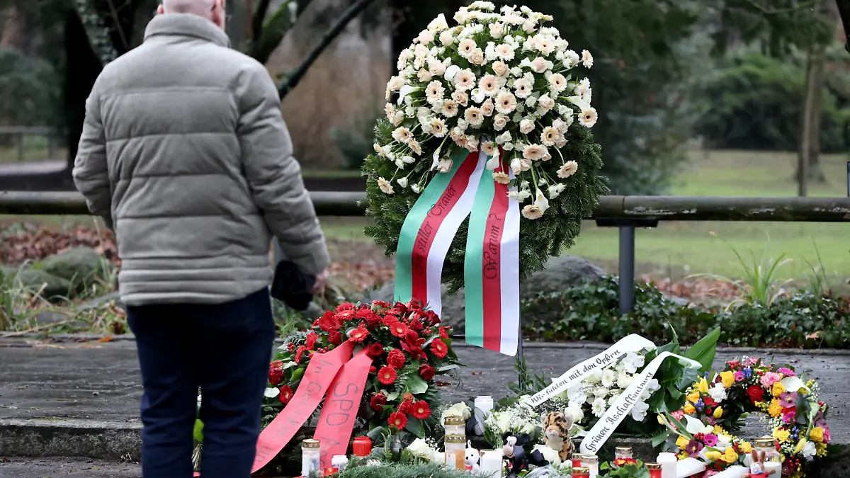 23.01.2025, Bayern, Aschaffenburg: Ein Mann steht nach einer Kranzniederlegung nach dem tödlichen Angriff in einem Park. In einem Park in Aschaffenburg waren am Vortag ein zweijähriger Junge und ein 41-jähriger Mann getötet sowie zwei weitere Menschen schwer verletzt worden. Foto: Daniel Löb/dpa +++ dpa-Bildfunk +++