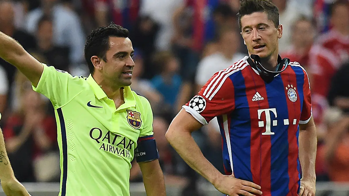 Fußball Champions League Halbfinale Bayern München - FC Barcelona am 12.05.2015 in der Allianz Arena in München Spieler des FC Barcelona feiern den Einzug in Finale V.l.n.r.: Jordi Alba ( Barcelona ) - Sergio Busquets ( Barcelona ) - Gerard Pique ( Barcelona ) - Jeremy Mathieu ( Barcelona ) - Xavi Hernandez ( Barcelona ) - Robert Lewandowski ( München ), rechts enttäuscht Foto: Revierfoto