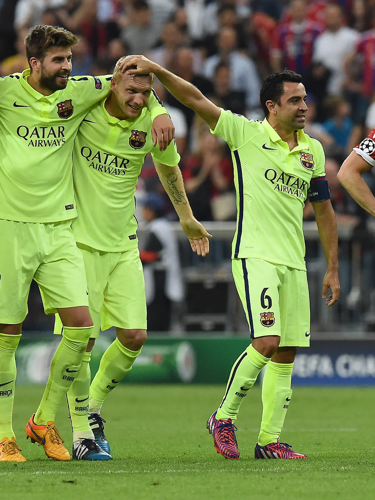 Fußball Champions League Halbfinale Bayern München - FC Barcelona am 12.05.2015 in der Allianz Arena in München Spieler des FC Barcelona feiern den Einzug in Finale V.l.n.r.: Jordi Alba ( Barcelona ) - Sergio Busquets ( Barcelona ) - Gerard Pique ( Barcelona ) - Jeremy Mathieu ( Barcelona ) - Xavi Hernandez ( Barcelona ) - Robert Lewandowski ( München ), rechts enttäuscht Foto: Revierfoto