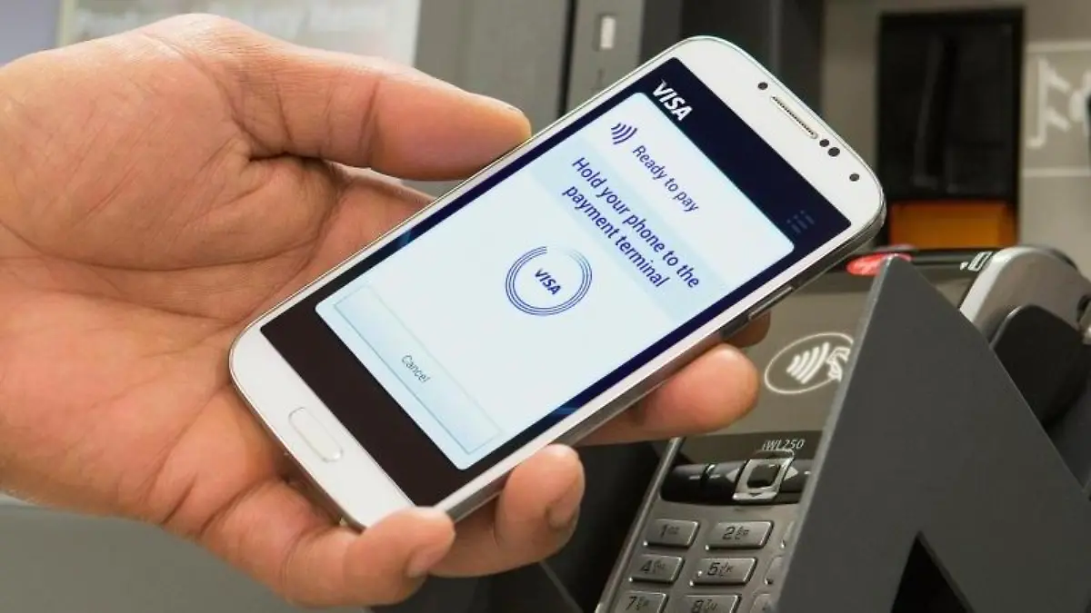 Kontaktloses Bezahlen ist leicht: Das Handy mit NFC-SIM-Karte oder NFC-Sticker muss nur kurz an das Kassenterminal gehalten werden. Foto: Visa