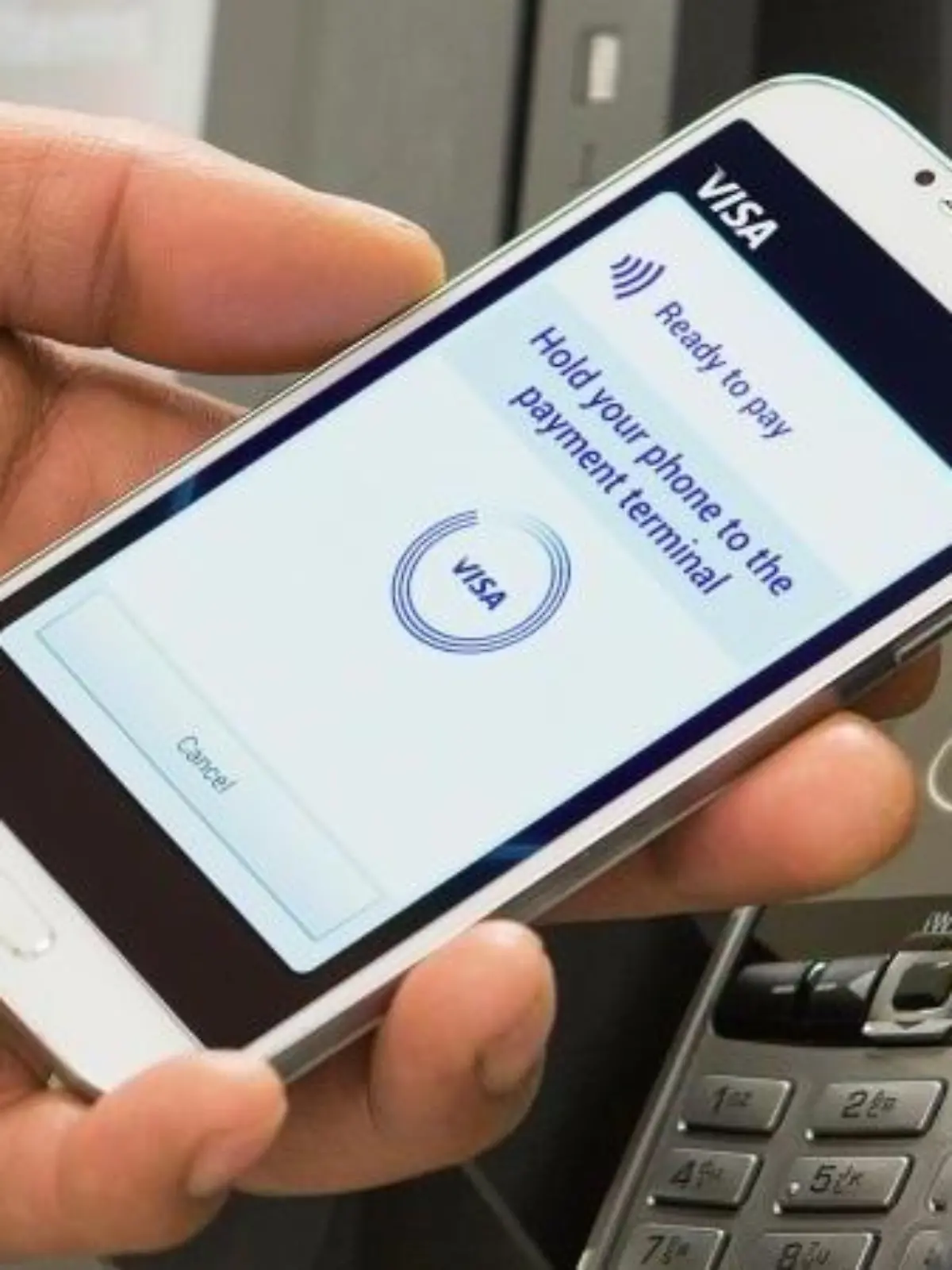 Kontaktloses Bezahlen ist leicht: Das Handy mit NFC-SIM-Karte oder NFC-Sticker muss nur kurz an das Kassenterminal gehalten werden. Foto: Visa