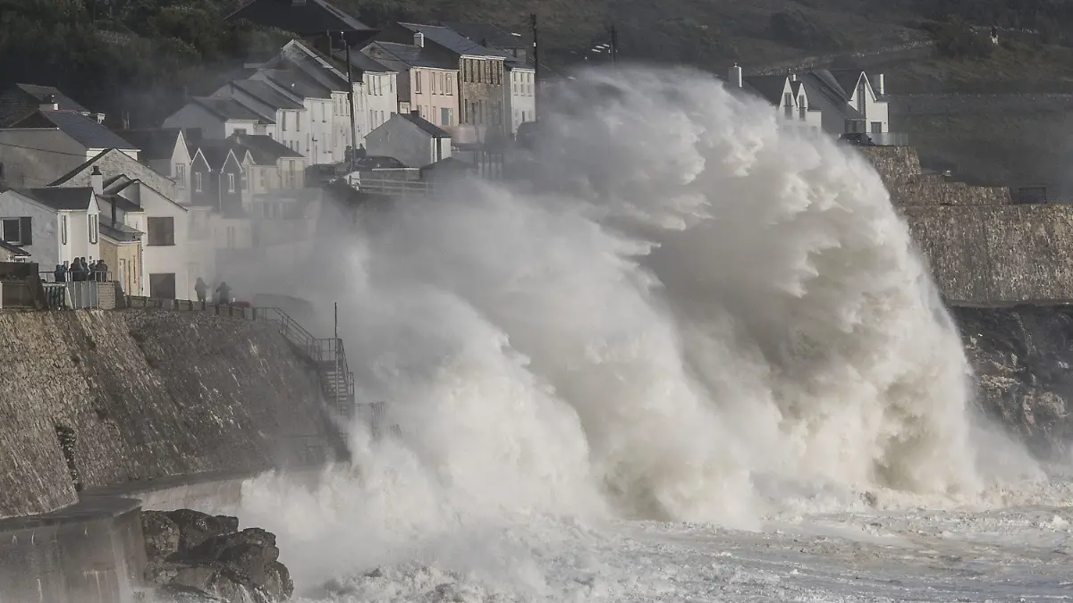 October 16, 2017 - Portleven, Cornwall, UK - Portleven, UK. Huge waves batter the coastline at Portleven in Cornwall as the remnants of storm system Ophelia reaches the UK. The Met Office has issued an Amber weather warning, with a good chance that power cuts may occur, with the potential to affect other services, such as mobile phone coverage