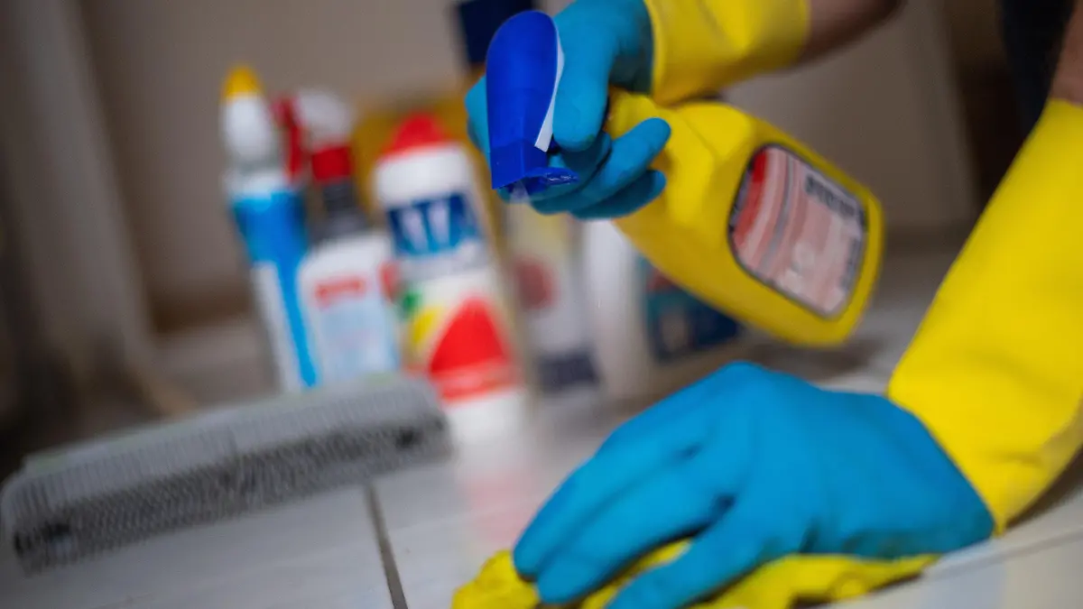 ARCHIV - 04.03.2019, Berlin: Ein Mann putzt in Gummihandschuhen Fliesenboden in einer Wohnung. Im Hintergrund stehen diverse Putzmittel (gestellte Szene). Mehr als 40 Prozent der Menschen in Deutschland klagen über eine Zunahme der Hausarbeit durch die Corona-Pandemie. (zu dpa «Umfrage: Mehr Hausarbeit durch Corona-Pandemie») Foto: Monika Skolimowska/zb/dpa +++ dpa-Bildfunk +++