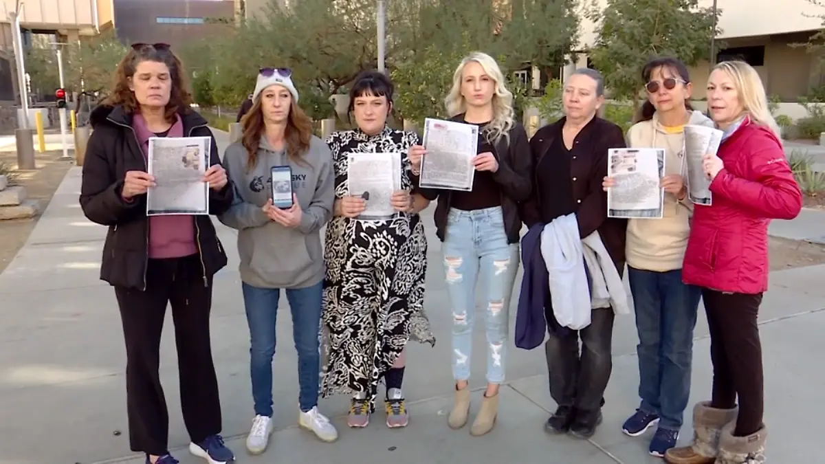 Ally Zacovic (m.) und weitere Frauen vor der Staatsanwaltschaft des Bezirks Maricopa.