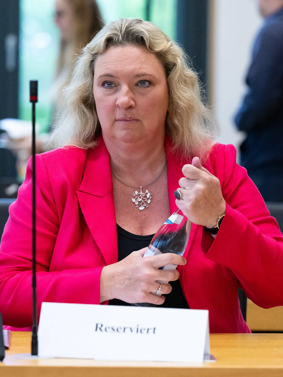 06.06.2023, Bayern, München: Kerstin Schreyer (CSU), ehemalige Verkehrsministerin von Bayern, sitzt vor Beginn des Untersuchungsausschuss Stammstrecke im Konferenzsaal des bayerischen Landtags. Schreyer muss als Zeugin im Untersuchungsausschuss zur zweiten Münchner S-Bahn-Stammstrecke aussagen. Foto: Sven Hoppe/dpa +++ dpa-Bildfunk +++