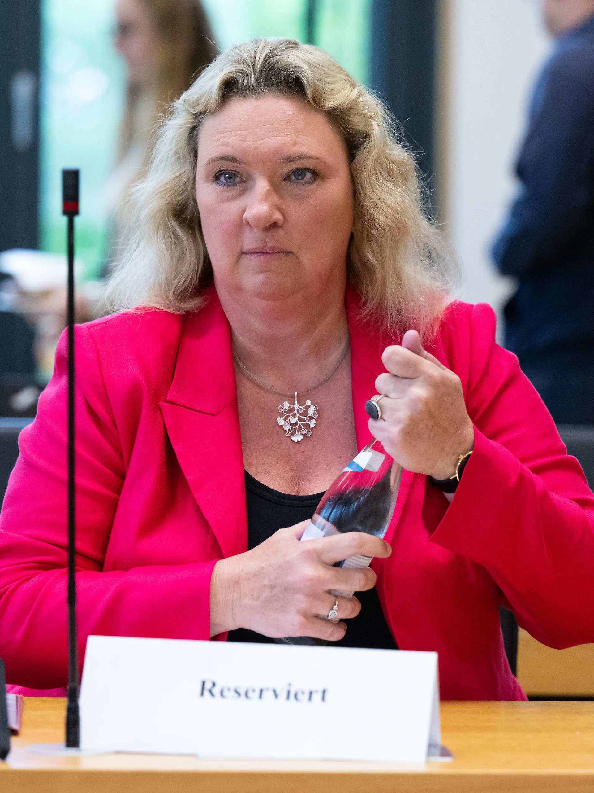 06.06.2023, Bayern, München: Kerstin Schreyer (CSU), ehemalige Verkehrsministerin von Bayern, sitzt vor Beginn des Untersuchungsausschuss Stammstrecke im Konferenzsaal des bayerischen Landtags. Schreyer muss als Zeugin im Untersuchungsausschuss zur zweiten Münchner S-Bahn-Stammstrecke aussagen. Foto: Sven Hoppe/dpa +++ dpa-Bildfunk +++