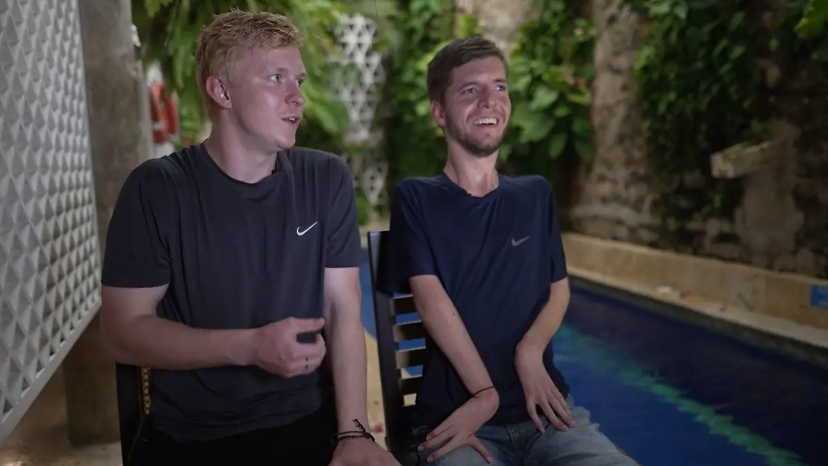 Zwei junge Männer geben ein Interview