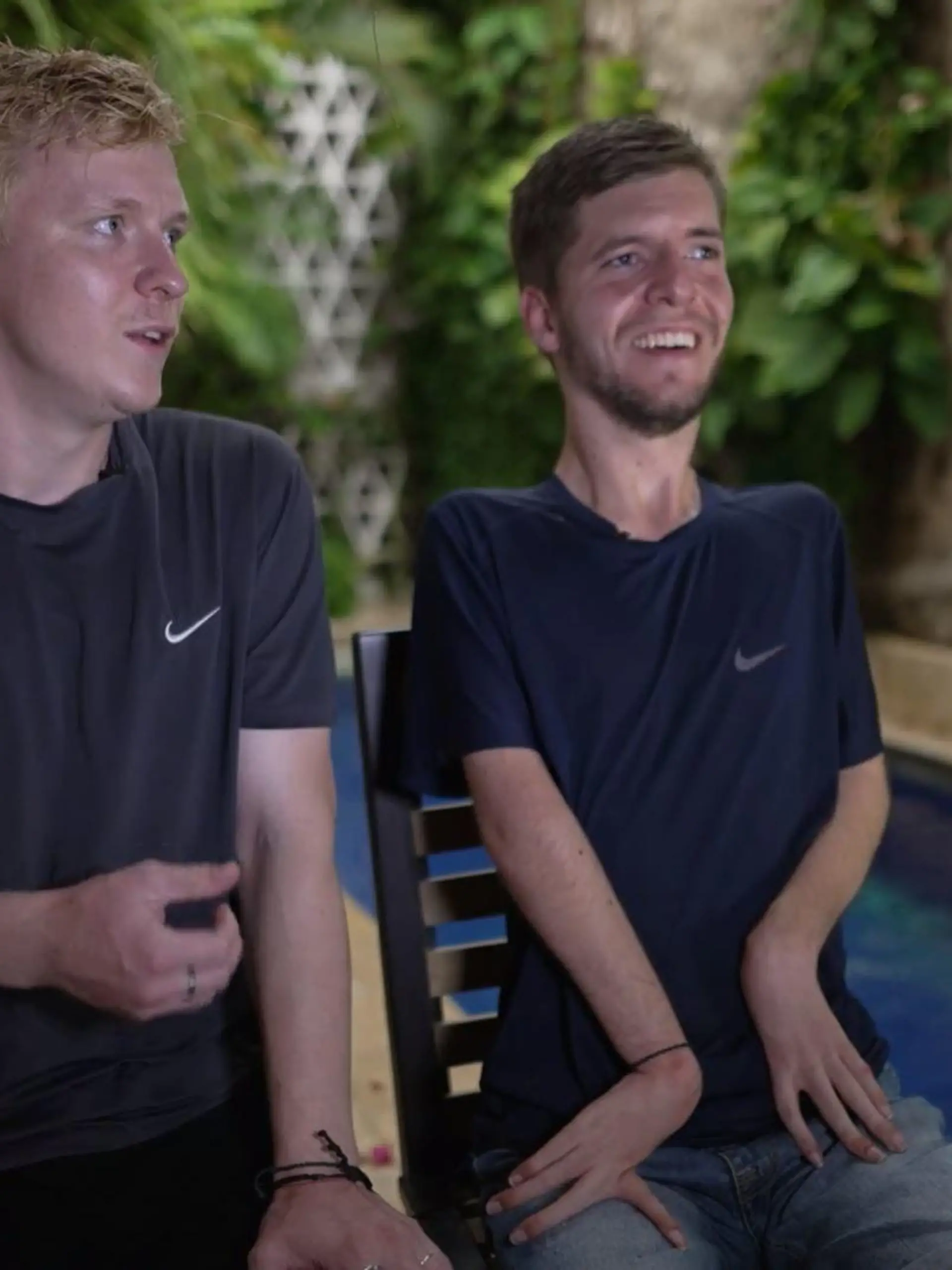 Zwei junge Männer geben ein Interview